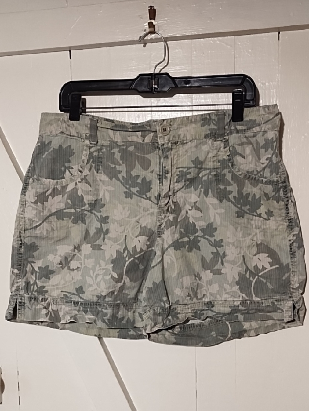 Gloria Vanderbilt Floral Camo Cargo Shorts - Sage Green 12 In VGC.